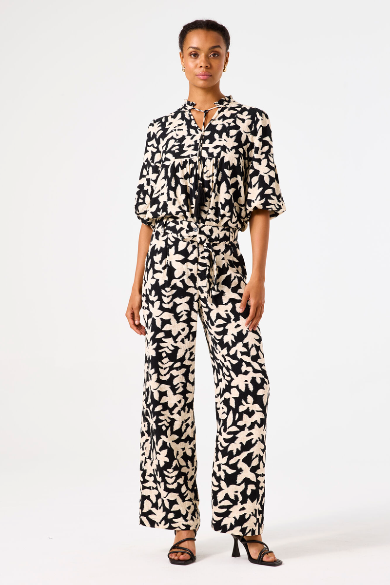 Hose mit Allover-Print und Bindegürtel