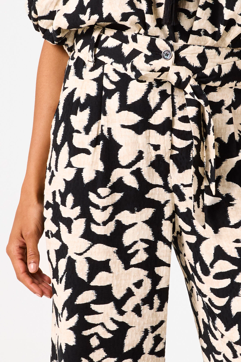 Hose mit Allover-Print und Bindegürtel