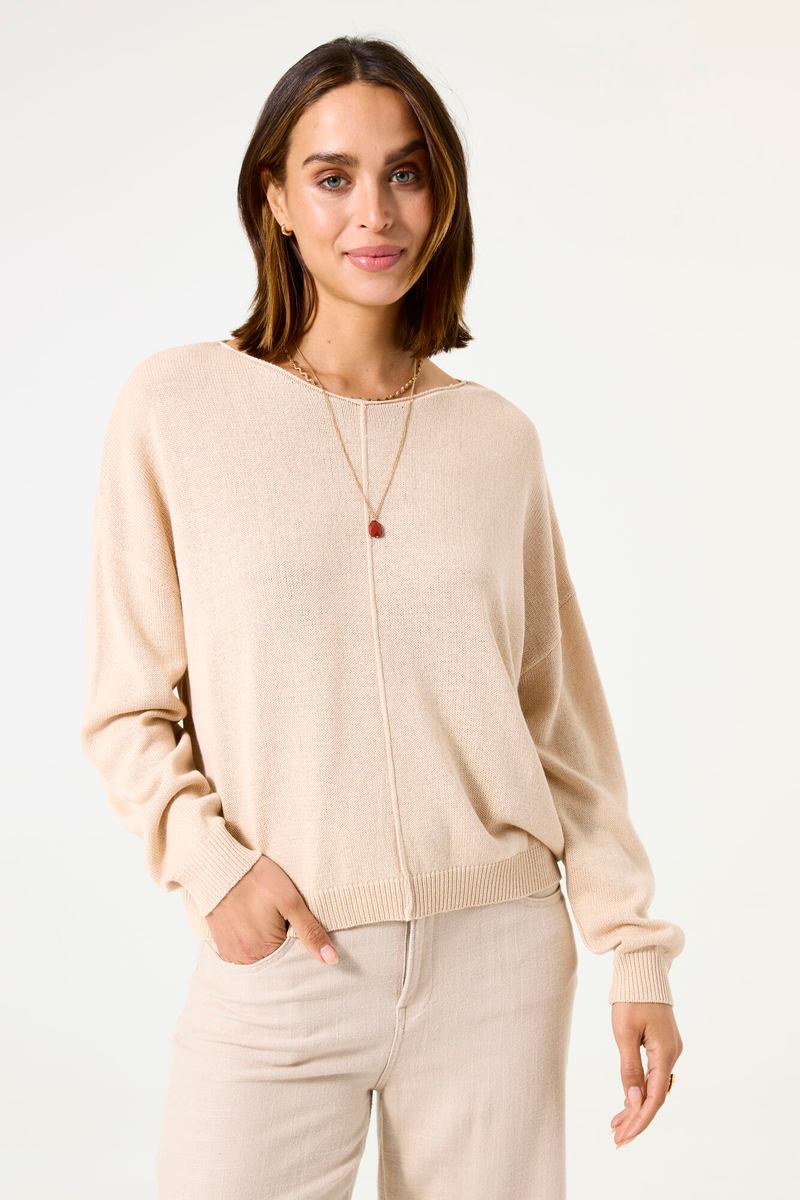 Pullover mit weitem Halsausschnitt.