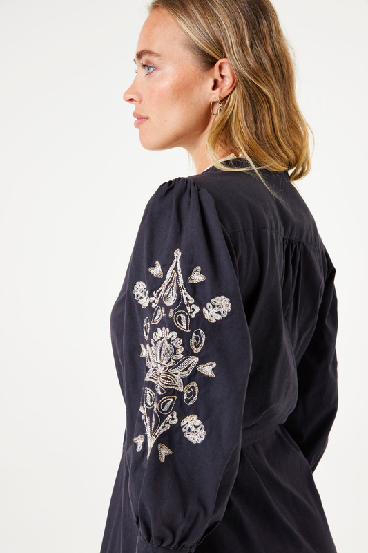 Dunkelgraues Kleid