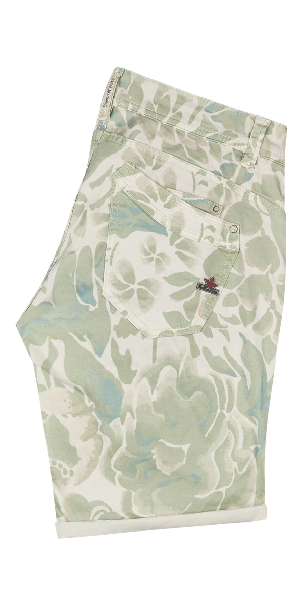 Short in soften Grün-und Naturtönen