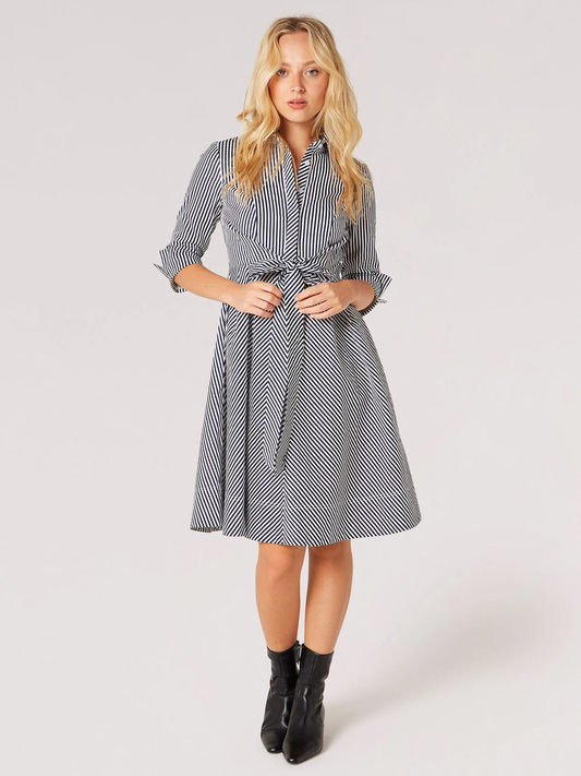 Kleid mit raffiniertem Streifenmuster | Apricot