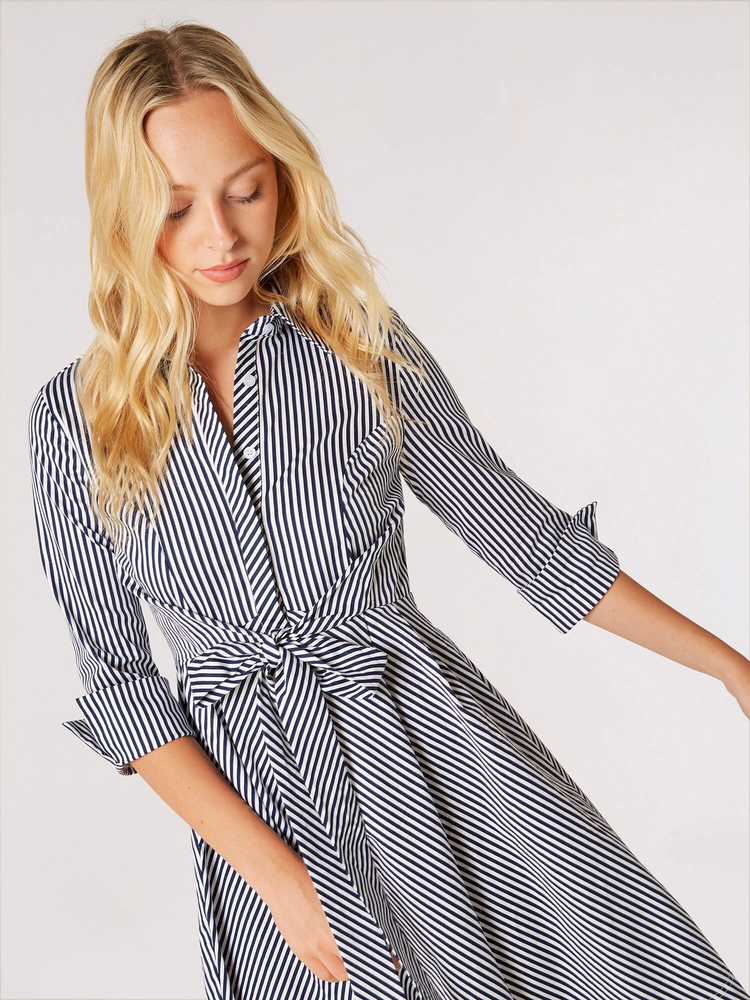 Kleid mit raffiniertem Streifenmuster | Apricot