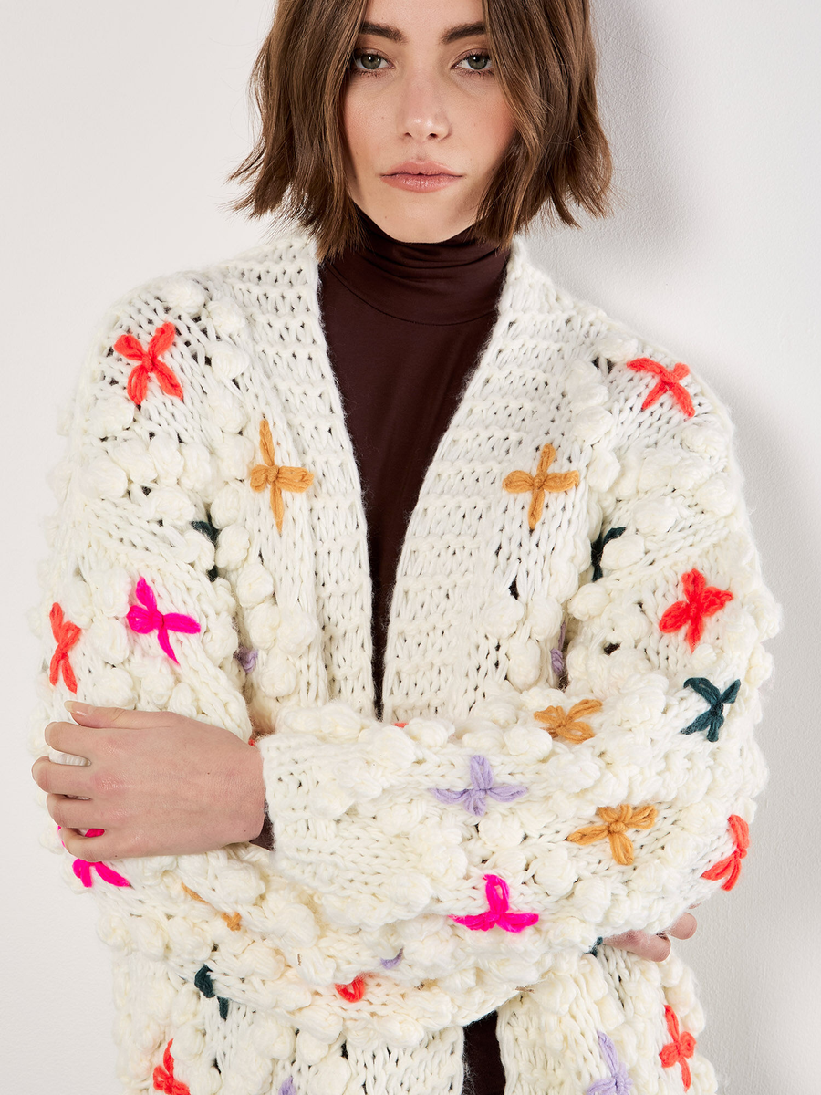 Grobstrick-Cardigan mit 3D-Blumen | Apricot