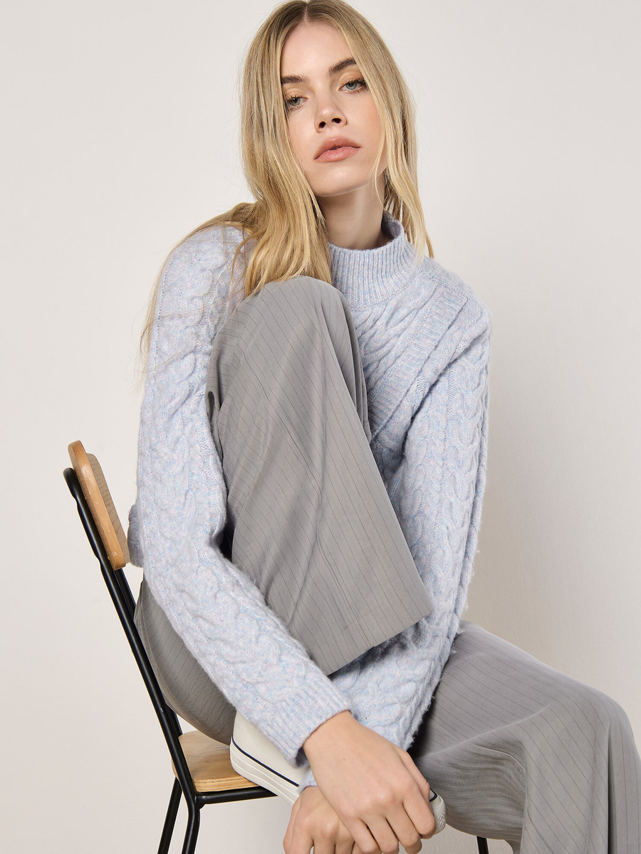 Wickelpullover mit Zopfmuster in hellblau "Cable Knit Mock Neck" | Apricot
