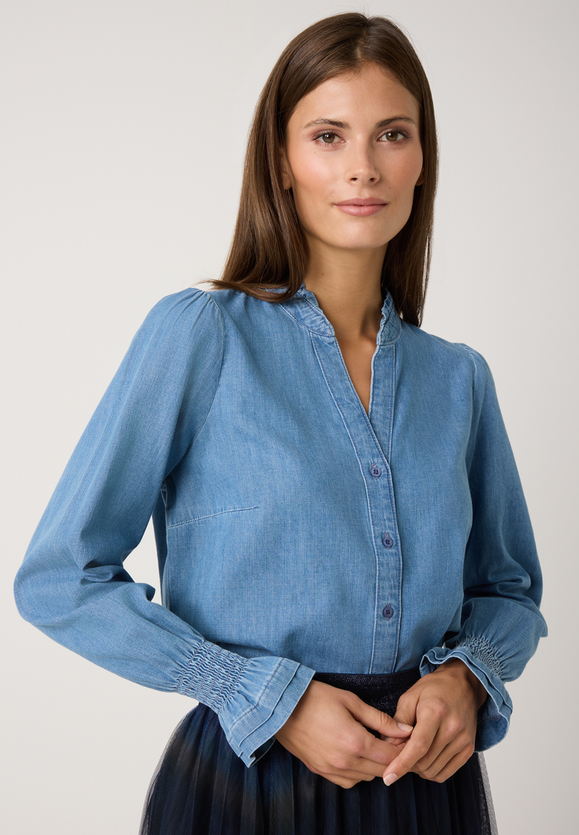 Jeansbluse mit Rüschenkragen | 
                More&More