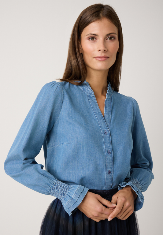 Jeansbluse mit Rüschenkragen | 
                More&More