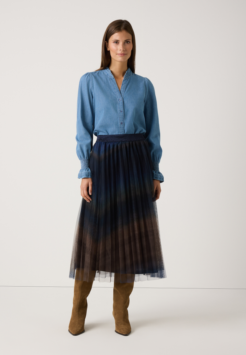 Jeansbluse mit Rüschenkragen | 
                More&More