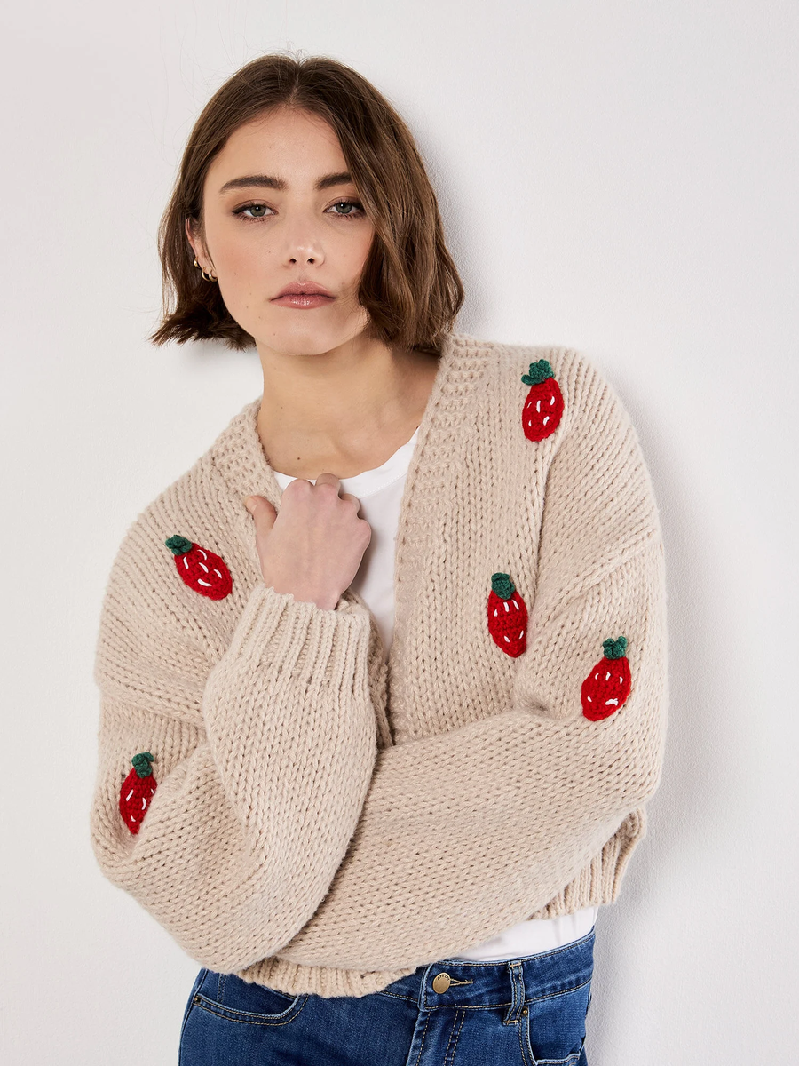 Grobstrick-Cardigan mit Erdbeermotiv | Apricot