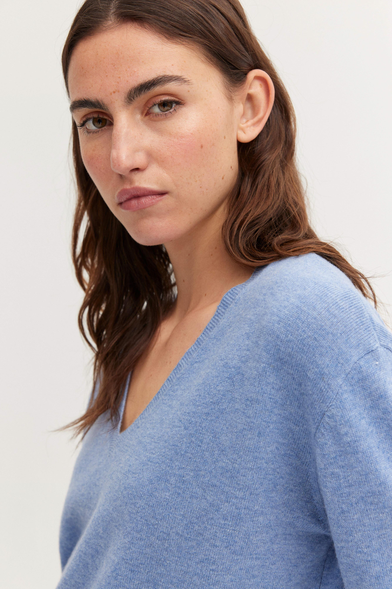 Merino Pullover mit V-Kragen | The Fashion People