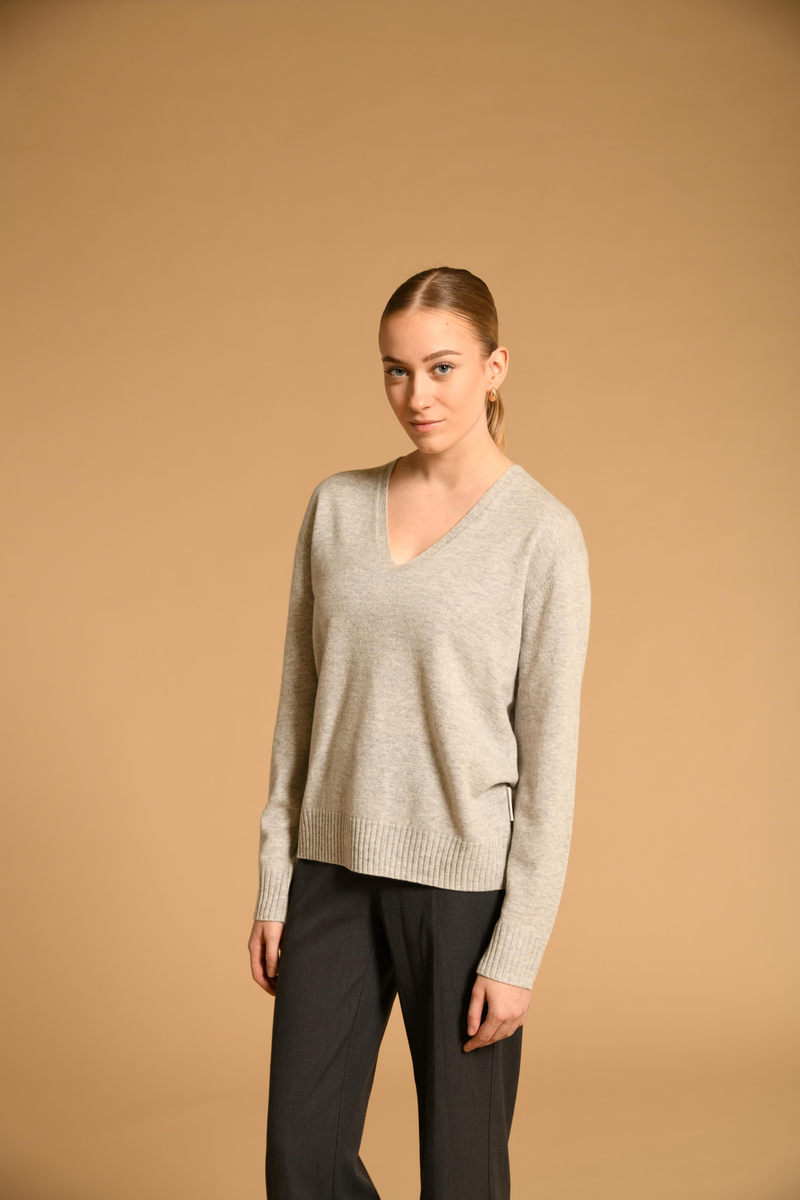 Merino Pullover mit V-Kragen | The Fashion People